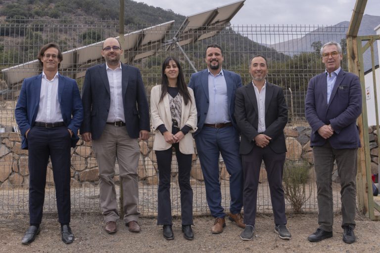 Personas de reunión en planta fotovoltaica UAI por prouyecto Corfo H2V